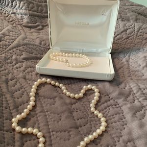 Pearl necklace and bracelet